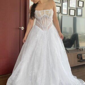 Ivory Lace Strapless Wedding Dress – Basque Waist, Cat Eye Bodice (Size 8–10)